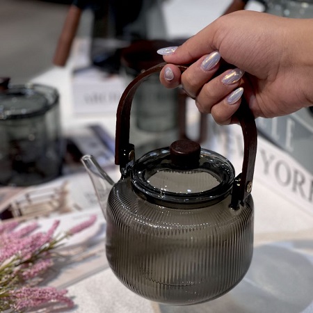 قوری پیرکس چایی آنتی شوک دسته بالا دودی رنگ وارداتی قوری پیرکس چایی آنتی شوک دسته بالا دودی رنگ وارداتی