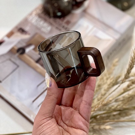 فنجان پیرکس چای و نسکافه رنگ دودی با دسته چوبی وارداتی ارس لندشاپ فنجان پیرکس چای و نسکافه رنگ دودی با دسته چوبی وارداتی ارس لندشاپ