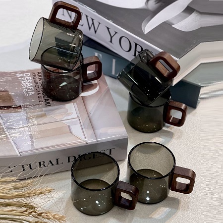 فنجان پیرکس چای و نسکافه رنگ دودی با دسته چوبی وارداتی ارس لندشاپ فنجان پیرکس چای و نسکافه رنگ دودی با دسته چوبی وارداتی ارس لندشاپ